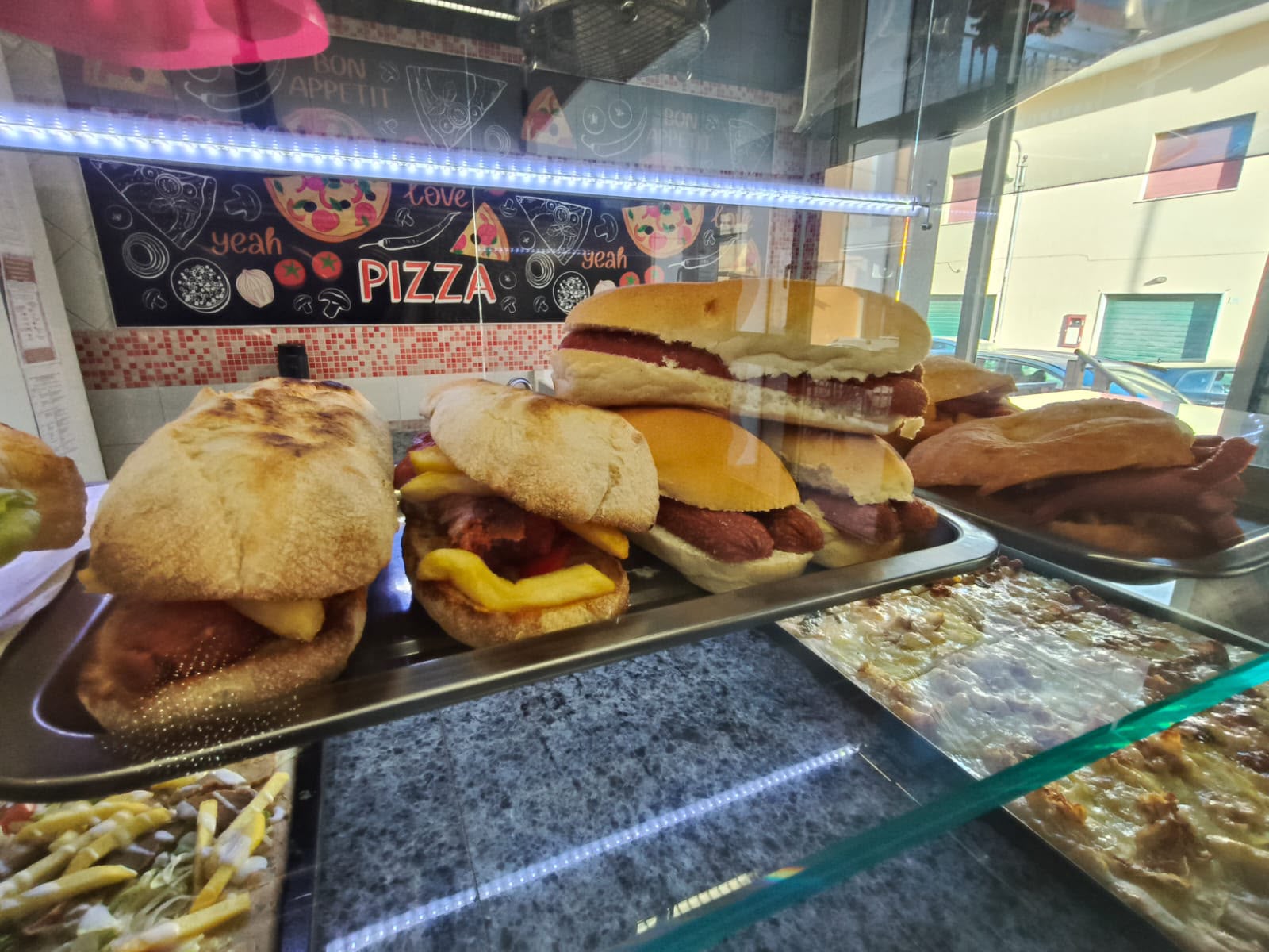 Vetrina con piadine e prodotti di rosticceria