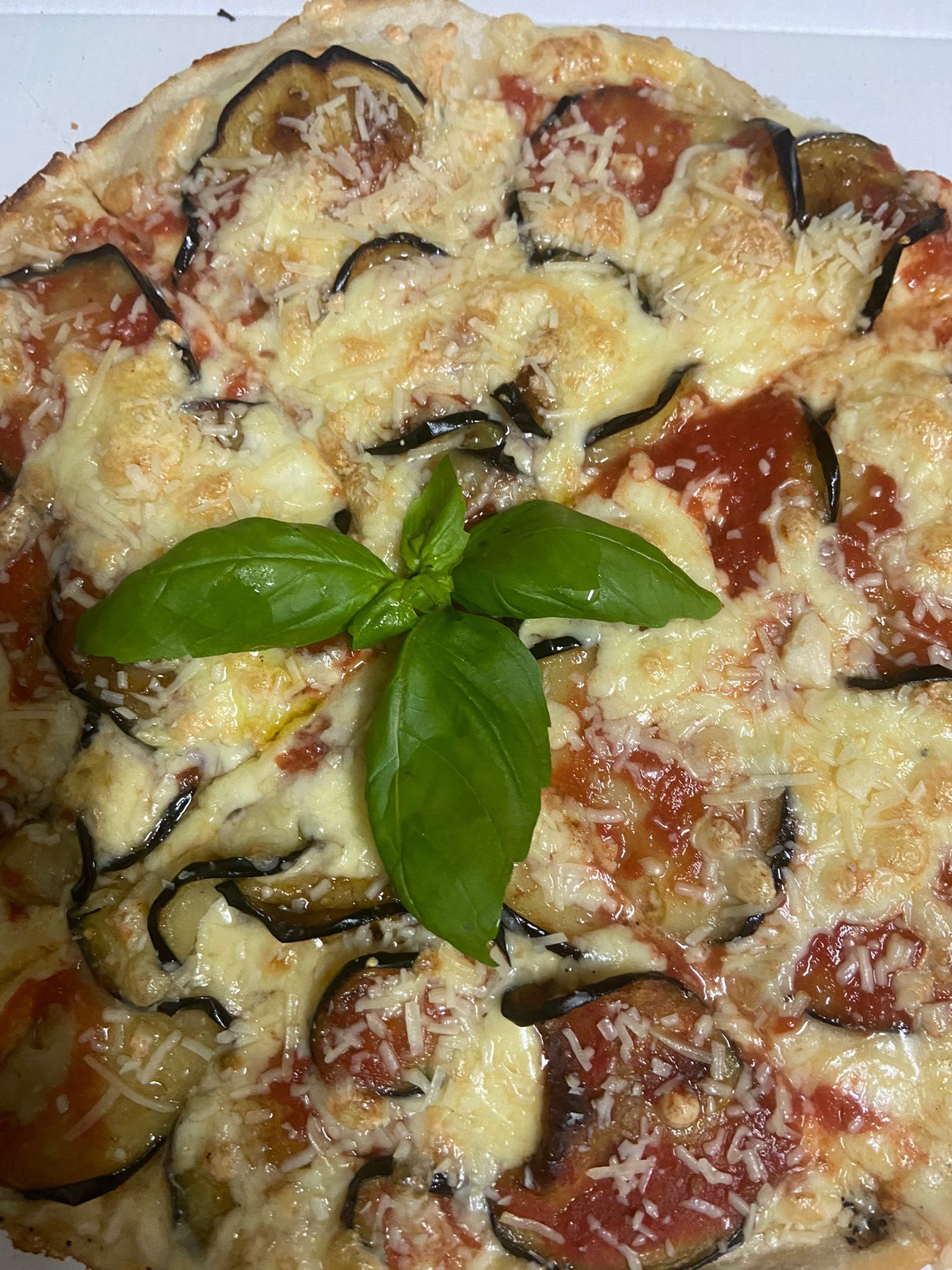 Pizza al taglio con basilico