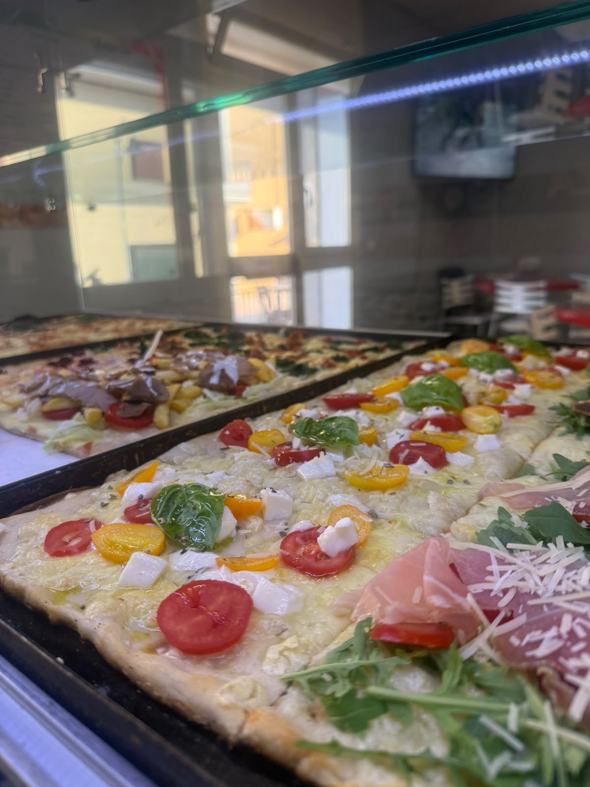 Pizza al taglio esposta in vetrina